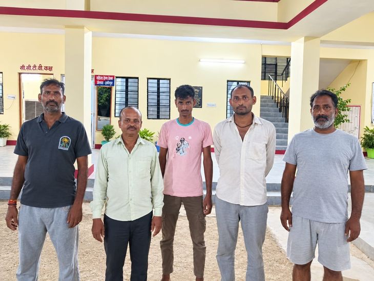झलोखर गांव में जुआ खेलते पांच लोग गिरफ्तार, पुलिस ने 5930 रुपये और ताश के पत्ते बरामद किए