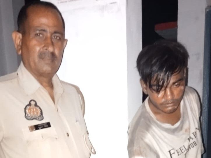 पीलीभीत में रेलवे के सामान के साथ कूदे युवक को ग्रामीणों की सूचना पर पीआरबी-112 ने पकड़ा