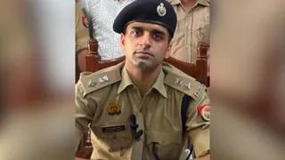 हमीरपुर में आईजीआरएस मामलों के निस्तारण में लापरवाही, दारोगा निलंबित; आठ अधिकारियों का तबादला