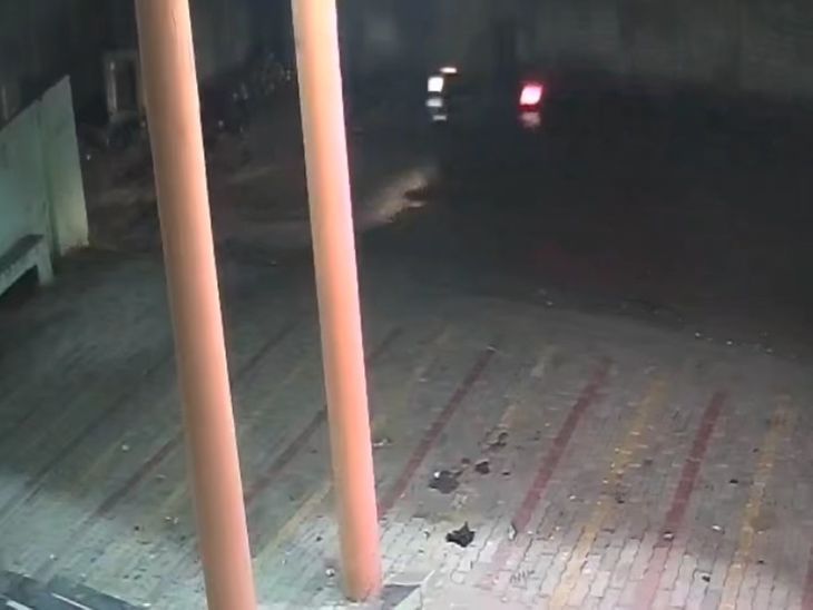 सोरांव में घर के बाहर खड़ी बाइक चोरी, सीसीटीवी में संदिग्ध की पहचान