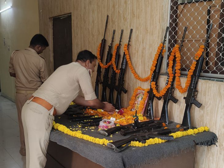 लखनऊ के गाजीपुर थाने में पुलिस टीम द्वारा विश्वकर्मा पूजा का आयोजन, शस्त्रों और वाहनों का किया गया विधिपूर्वक पूजन
