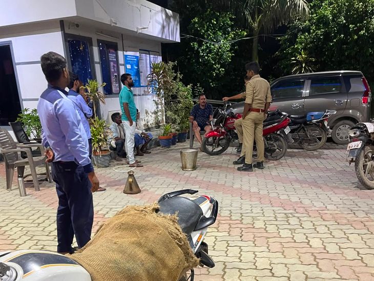 वाराणसी में पेट्रोल पंप पर घटतौली की पुष्टि, बाइक सवार की शिकायत पर पुलिस ने की कार्रवाई