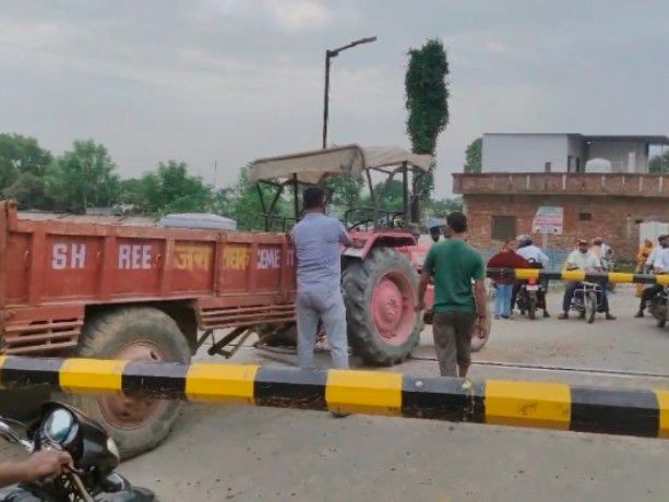 ट्रैक्टर के रेलवे ट्रैक पर फँसने से नौचंडी एक्सप्रेस की आपातकालीन ब्रेक, यात्रियों की सुरक्षा को खतरा