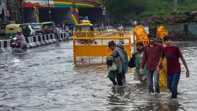 मौसम विभाग की चेतावनी: ओडिशा में बाढ़ जैसे हालात और उत्तर प्रदेश तथा उत्तराखंड में मूसलाधार बारिश का अलर्ट