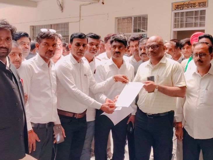 लखीमपुर में अधिवक्ताओं पर लाठीचार्ज का विरोध, दोषी पुलिसकर्मियों पर कार्रवाई की मांग