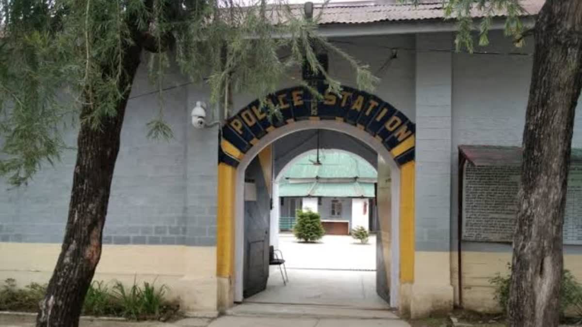 नशा तस्करों को पकड़ने गई पुलिस टीम पर छोड़े गए खूंखार कुत्ते, एक पुलिसकर्मी घायल, पांच लोगों के खिलाफ मामला दर्ज