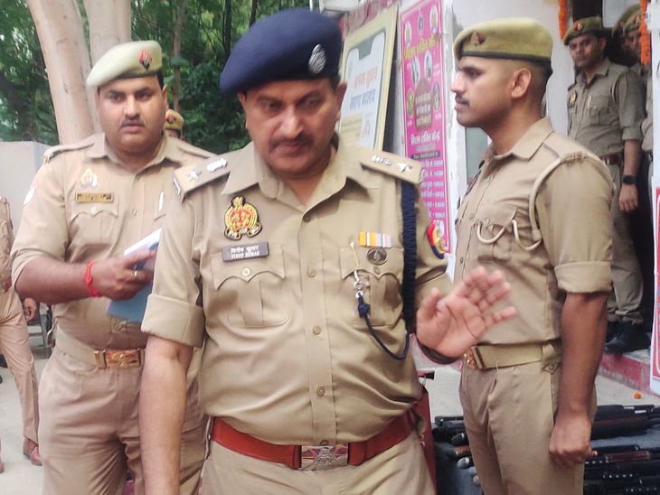 सकरावा थाने के निरीक्षण के दौरान व्यवस्थाओं की समीक्षा की, चौकीदारों को छाते प्रदान किए
