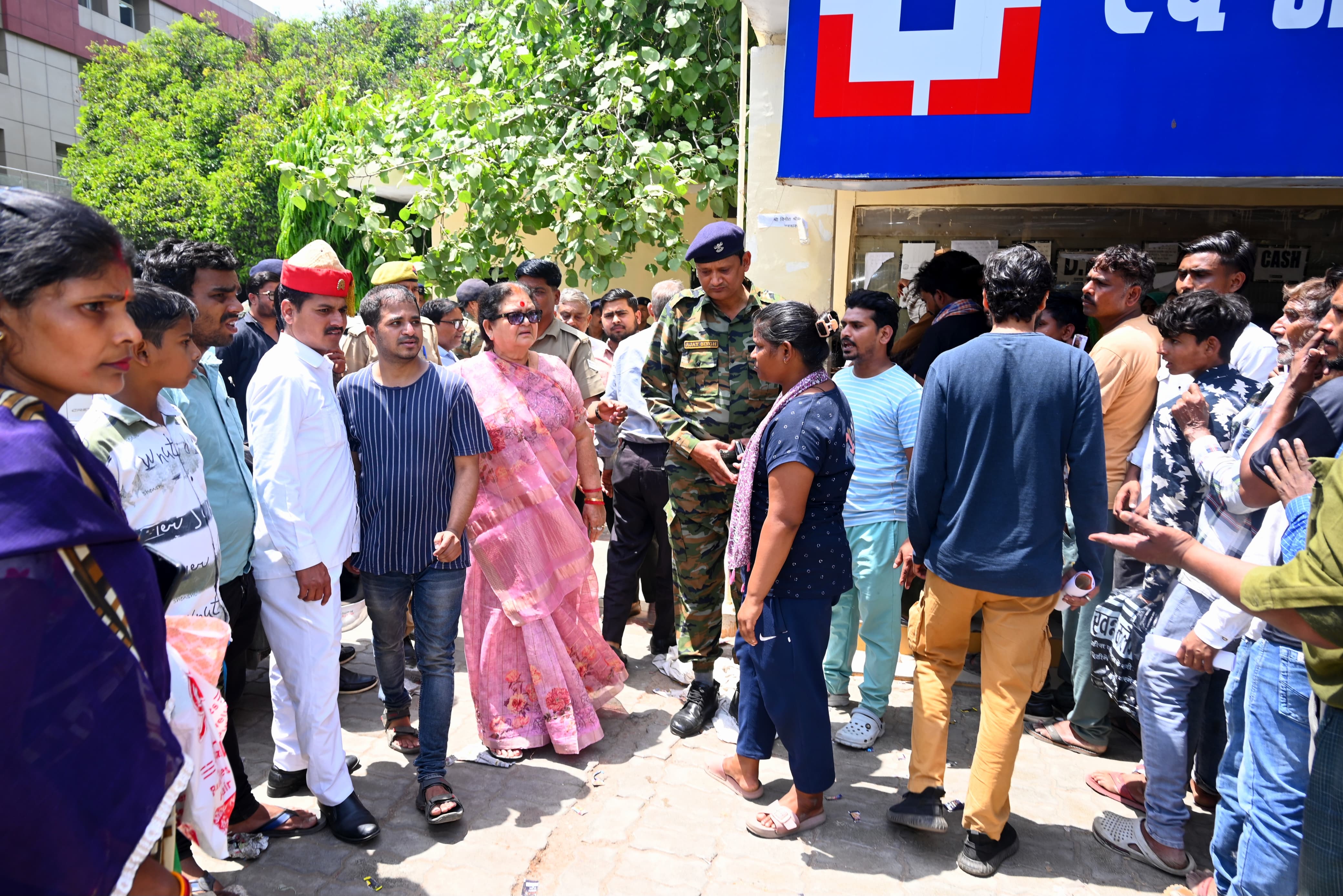 : पीएम आवास योजना को लेकर उमड़ी भीड़, महापौर ने बढ़वाए काउंटर और अंतिम तिथि बढ़ाने के दिए निर्देश