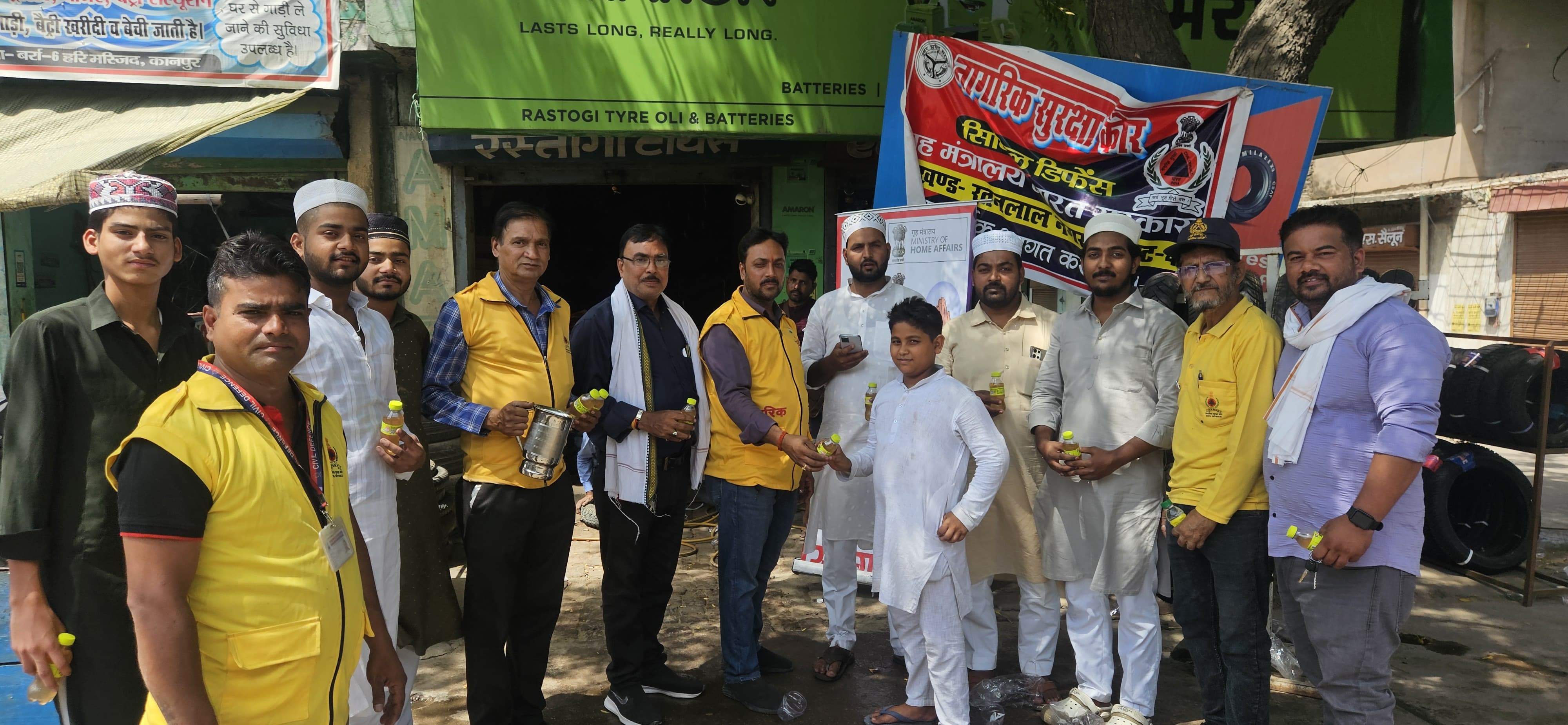 भीषण गर्मी में इंसानियत की मिसाल, नागरिक सुरक्षा कोर ने राहगीरों को बांटा ठंडा शरबत