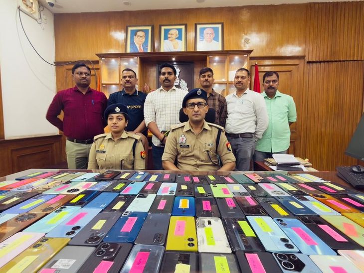 लखनऊ पुलिस ने 101 गुमशुदा मोबाइल बरामद किए, 21 लाख रुपये के उपकरण मालिकों को लौटाए