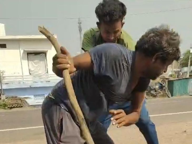 हाइवे पर मारपीट का वीडियो: दो लोगों के बीच झड़प, एक युवक बेहोश होकर गिरा