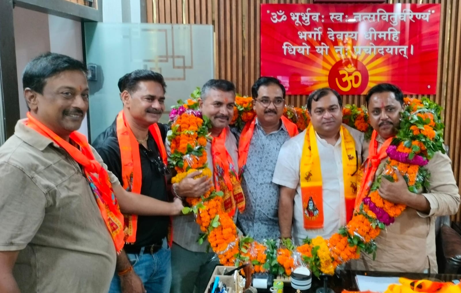 पांचवे बड़े मंगल पर व्यापारियों ने वितरण की ठण्डी लस्सी