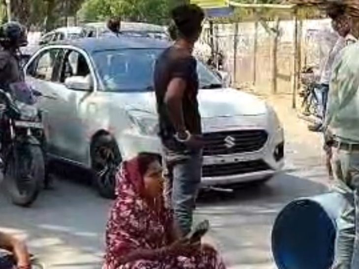 कंटेनर की टक्कर में युवक की मृत्यु, परिजनों ने बिठूर-सिंहपुर रोड पर शव रखकर जाम लगाया