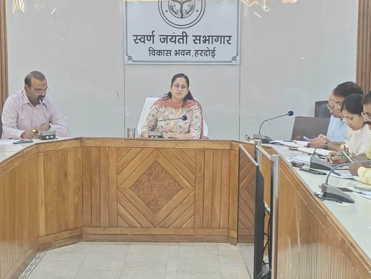 हरदोई में मुख्य विकास अधिकारी ने योजनाओं की समीक्षा कर पात्रों तक लाभ और कार्य पूर्णता पर दिए निर्देश