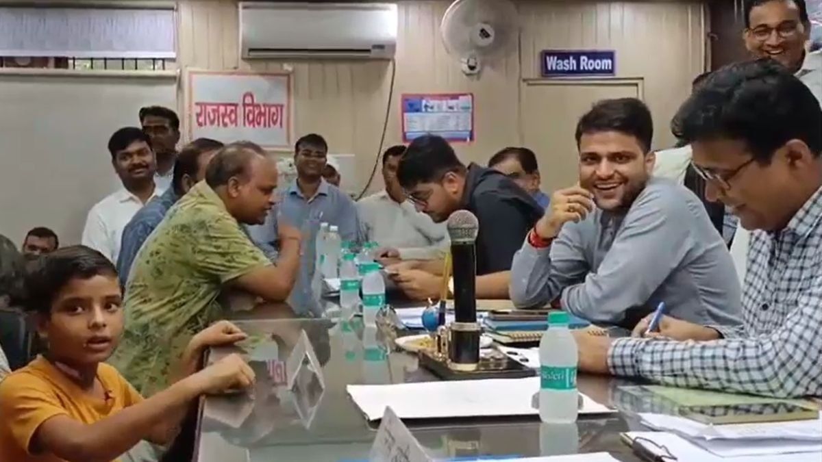 13 साल के बालक ने DM-SP के सामने रखी अपनी बात, वीडियो वायरल