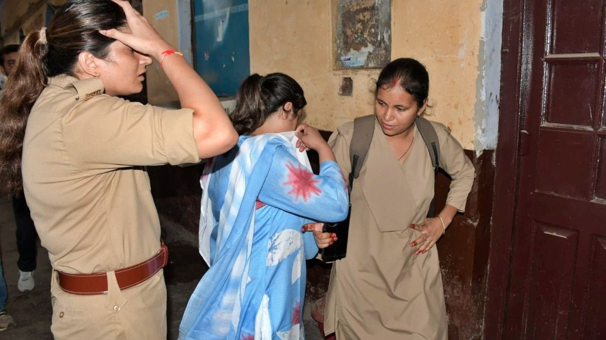 कानपुर ससुर हत्याकांड: अदालत में आरोपी बहू शालू ने छिपाया चेहरा, पुलिस रिमांड सुनवाई स्थगित