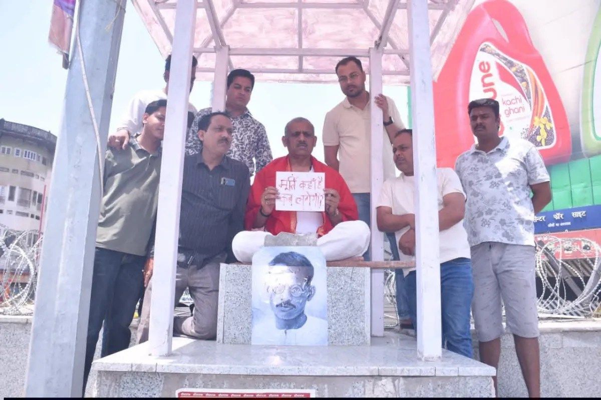 समाजवादी पार्टी विधायक का रक्त से विरोध, माल रोड पर लिखा 'मूर्ति कहां है, कब लगेगी'