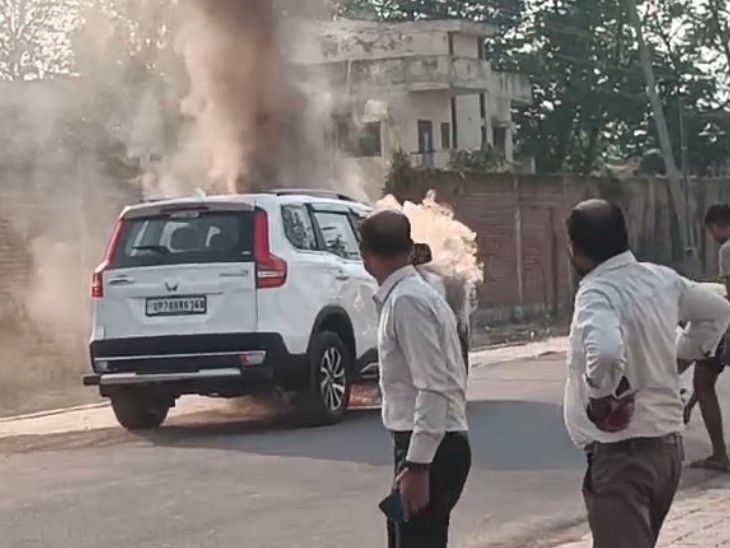 प्रयागराज में चलती स्कॉर्पियो में लगी आग, फायर ब्रिगेड ने पाया काबू