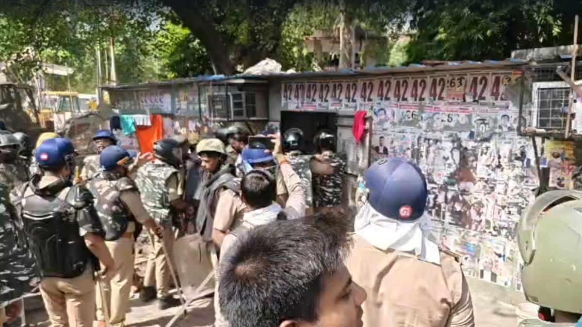 वकीलों के चैंबरों पर बुलडोजर कार्रवाई, सिविल कोर्ट के बाहर वकीलों का प्रदर्शन