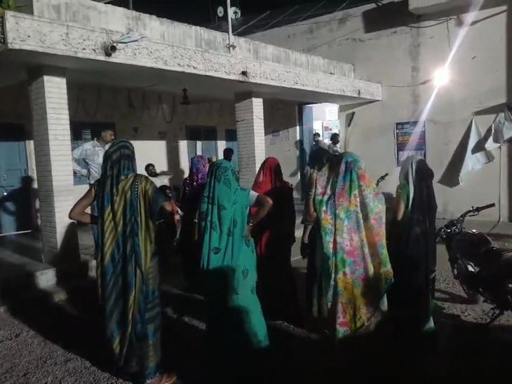 हमीरपुर में 48 घंटे बिजली कटौती पर महिला समूह का पावर हाउस पर प्रदर्शन