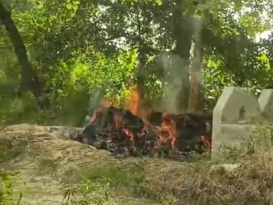 हरदोई में पुलिस वाहन की टक्कर में मामा-भांजे की मृत्यु, मुआवजे के बाद अंतिम संस्कार संपन्न