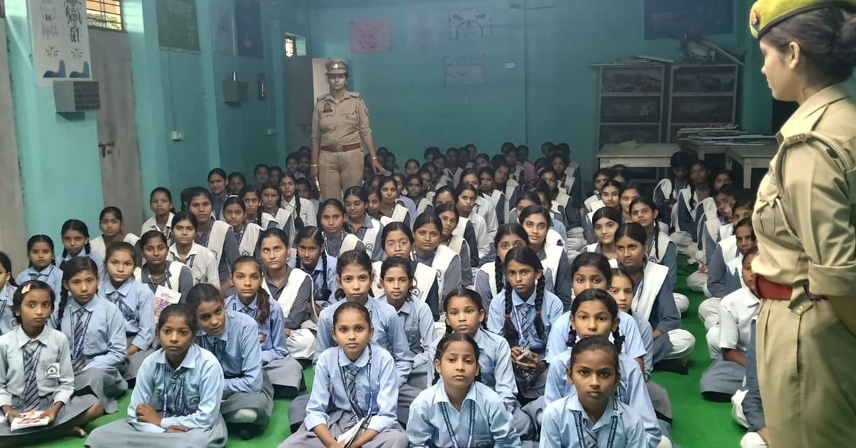 कानपुर के सीपीसीके इंटर कॉलेज में पुलिस कार्यशाला आयोजित, छात्राओं को सुरक्षा संबंधी आवश्यक सुझाव और हेल्पलाइन नंबरों की दी गई जानकारी