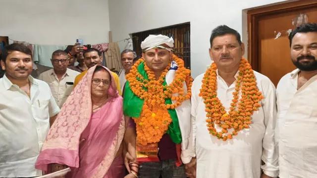 वाराणसी में सीआरपीएफ में असिस्टेंट कमांडेंट नियुक्त होने पर स्थानीय निवासी का भव्य स्वागत, गांव में हर्षोल्लास का माहौल