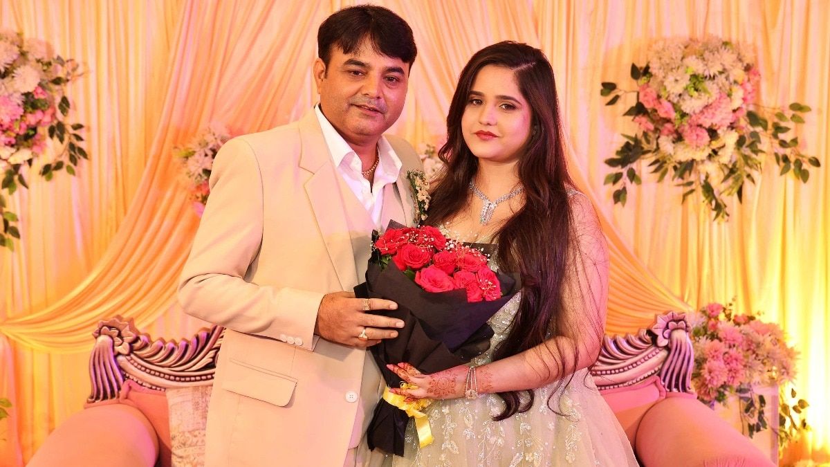 महोबा में तैनात पीसीएस अधिकारी राहुल मिश्रा और आकांक्षा बाजपेयी ने की सगाई, खजुराहो में लेंगे फेरे