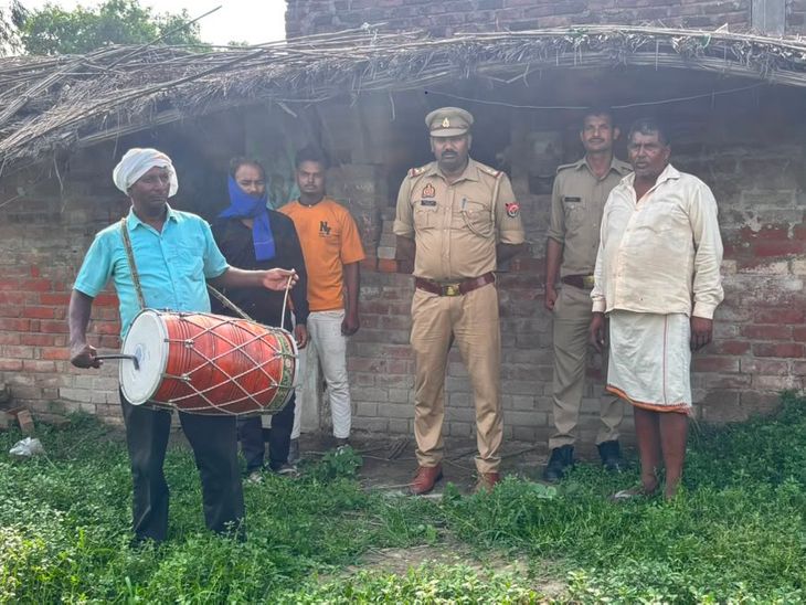 उन्नाव में फरार अभियुक्त के घर नोटिस चस्पा: विशेष न्यायालय के आदेश पर कार्रवाई, ढोल बजाकर सार्वजनिक सूचना