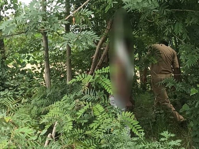 पीलीभीत में पेड़ से लटका मिला युवक का शव, जांच में हत्या या सुसाइड की संभावना