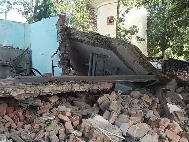 नगर पालिका ने बुलडोजर से ढहाया ई ओ आवास, सपा के कब्जे से खाली कराया गया भवन