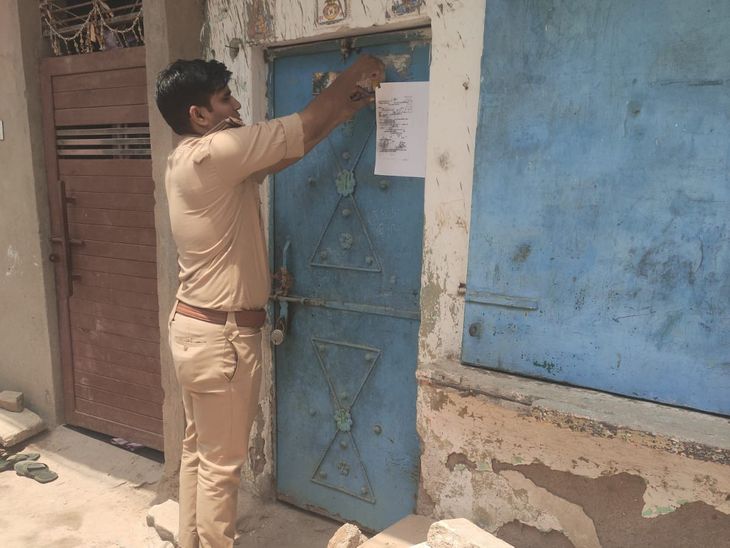 कानपुर में न्यायालय के आदेश पर फरार अभियुक्त के घर पुलिस ने की मुनादी, धारा 82 CrPC के तहत कार्रवाई