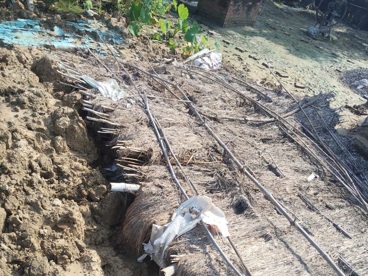 कानपुर के घारमपुर में भारी बारिश के कारण कच्चा मकान ढहा, परिवार बेघर और सारा घरेलू सामान मलबे में दबा