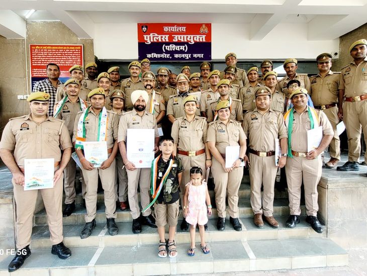 स्वतंत्रता दिवस समारोह में कानपुर पुलिस के उत्कृष्ट कार्यों की सराहना, डीसीपी पश्चिम ने प्रदान किए प्रशस्ति पत्र