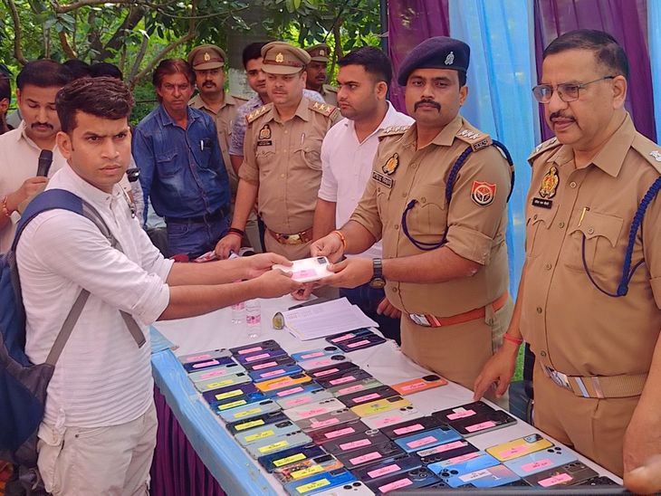 कानपुर पुलिस ने सीईआईआर पोर्टल की सहायता से 101 खोए हुए मोबाइल फोन मालिकों को लौटाए