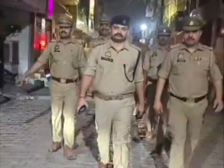 त्योहारों से पूर्व कानपुर पुलिस द्वारा पैदल गश्त का आयोजन, नागरिकों से शांति और सौहार्द बनाए रखने की अपील