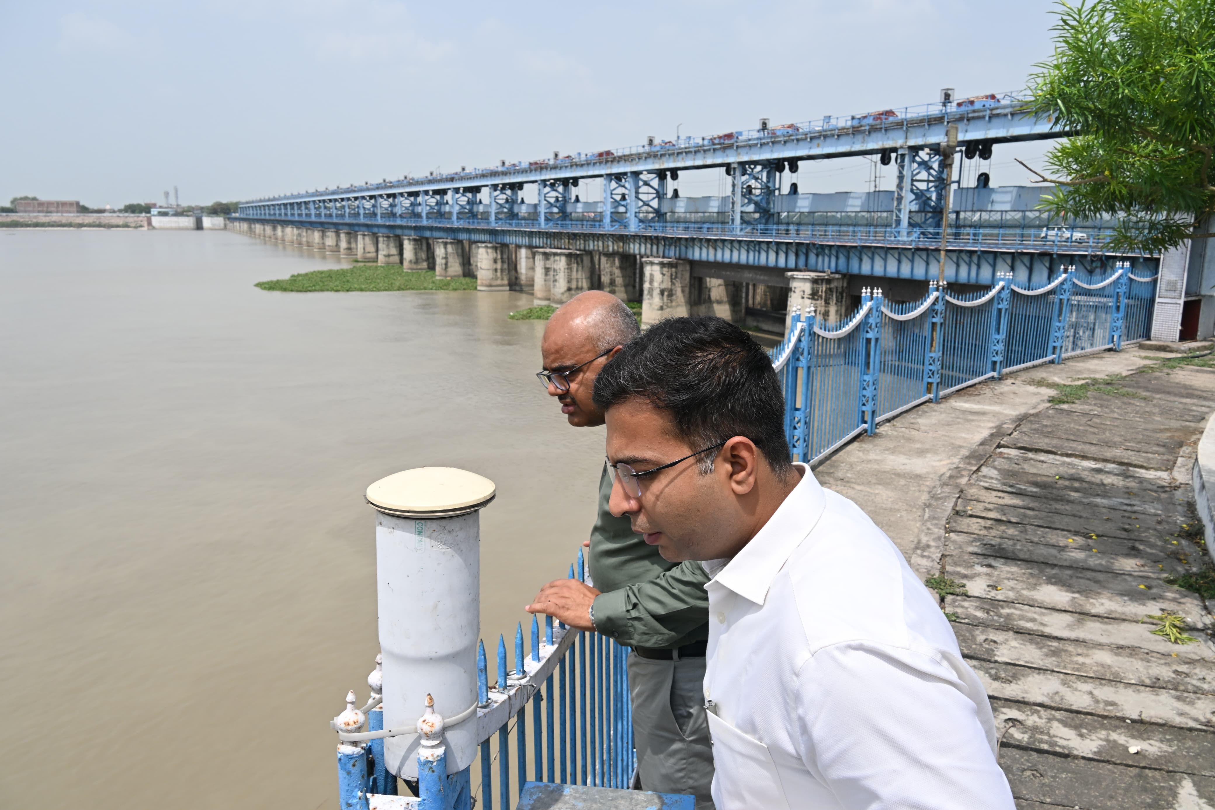 गंगा बैराज पर जलस्तर सुरक्षित, डीएम ने किया निरीक्षण; गहरे पानी में स्नान न करने की अपील