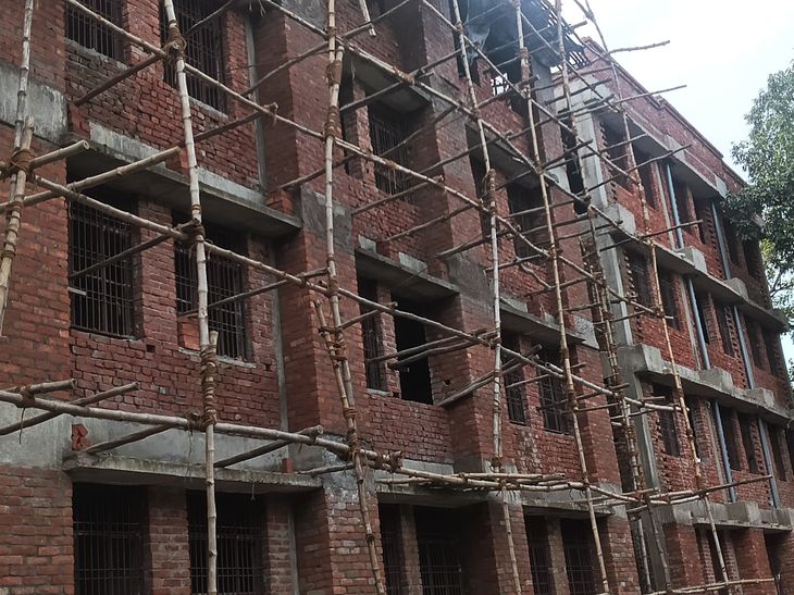 कानपुर के बाबूपुरवा थाना परिसर में नई बैरक का निर्माण: पुरानी पुलिस कॉलोनियां टूटीं, पुलिसकर्मियों को मिलेगी नई सुविधा