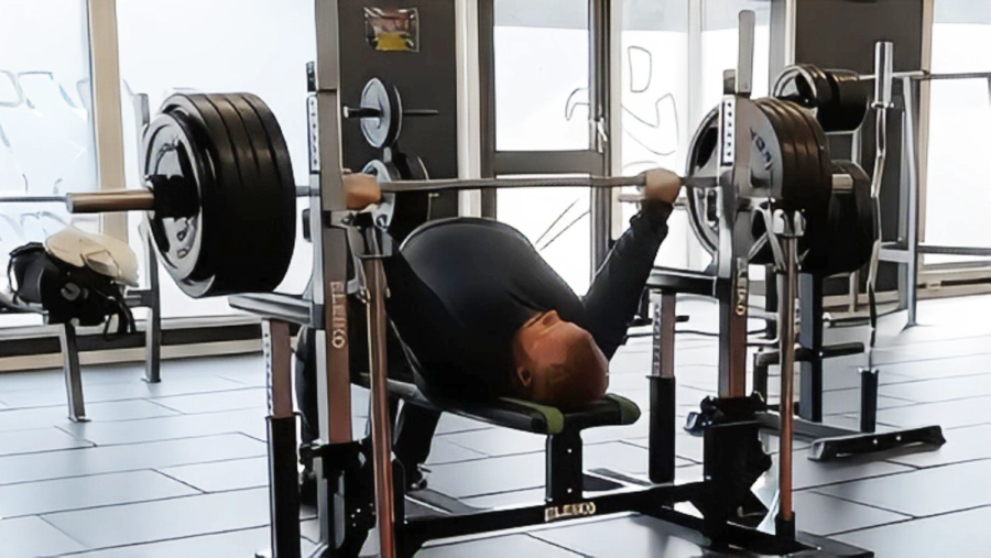 200 kg i bänkpress av Tobias Molin