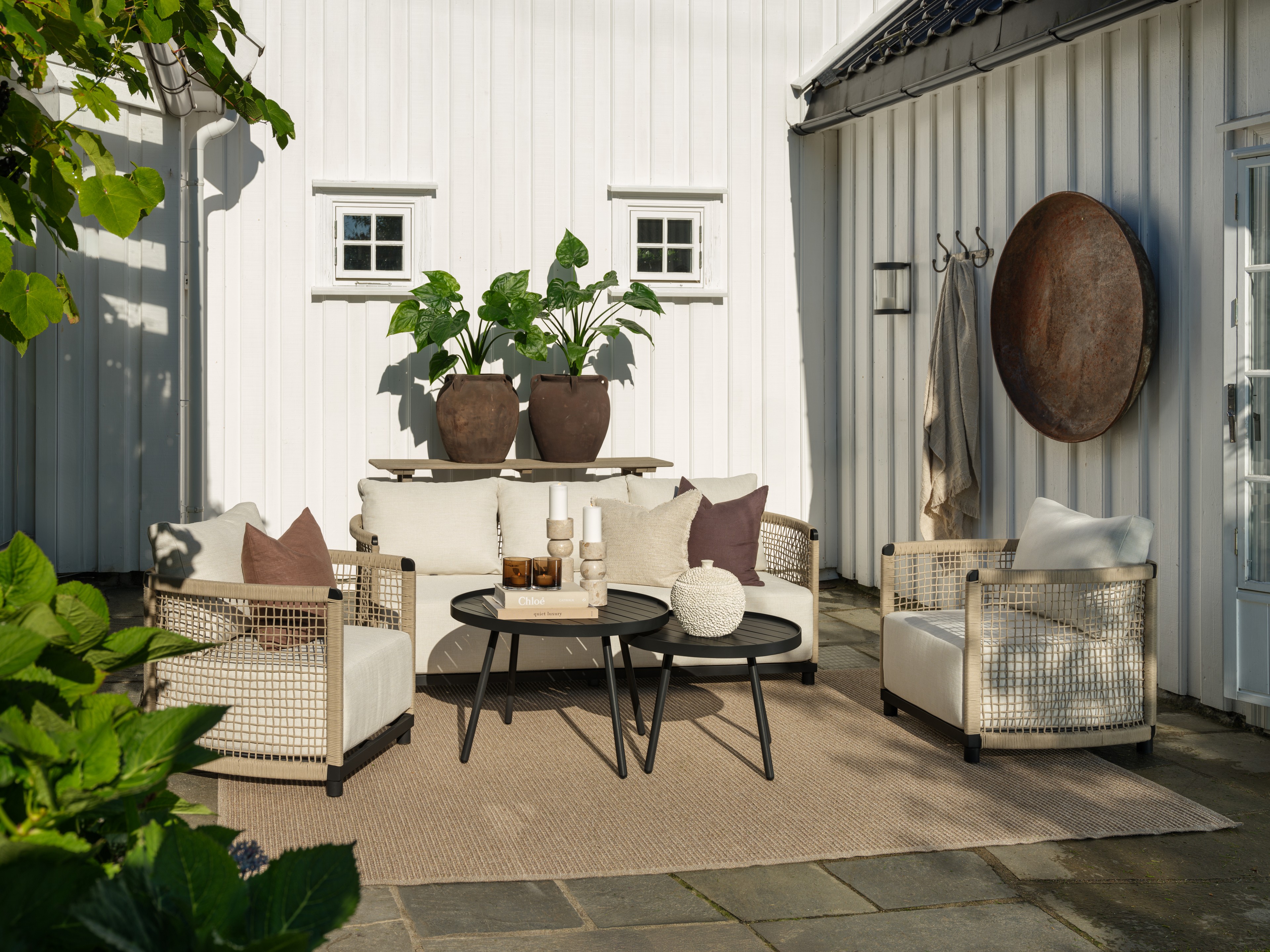 Hagemøbler fra Fagmøbler. Vannfontene, spisegruppe, sofagruppe, parasoll, stol.