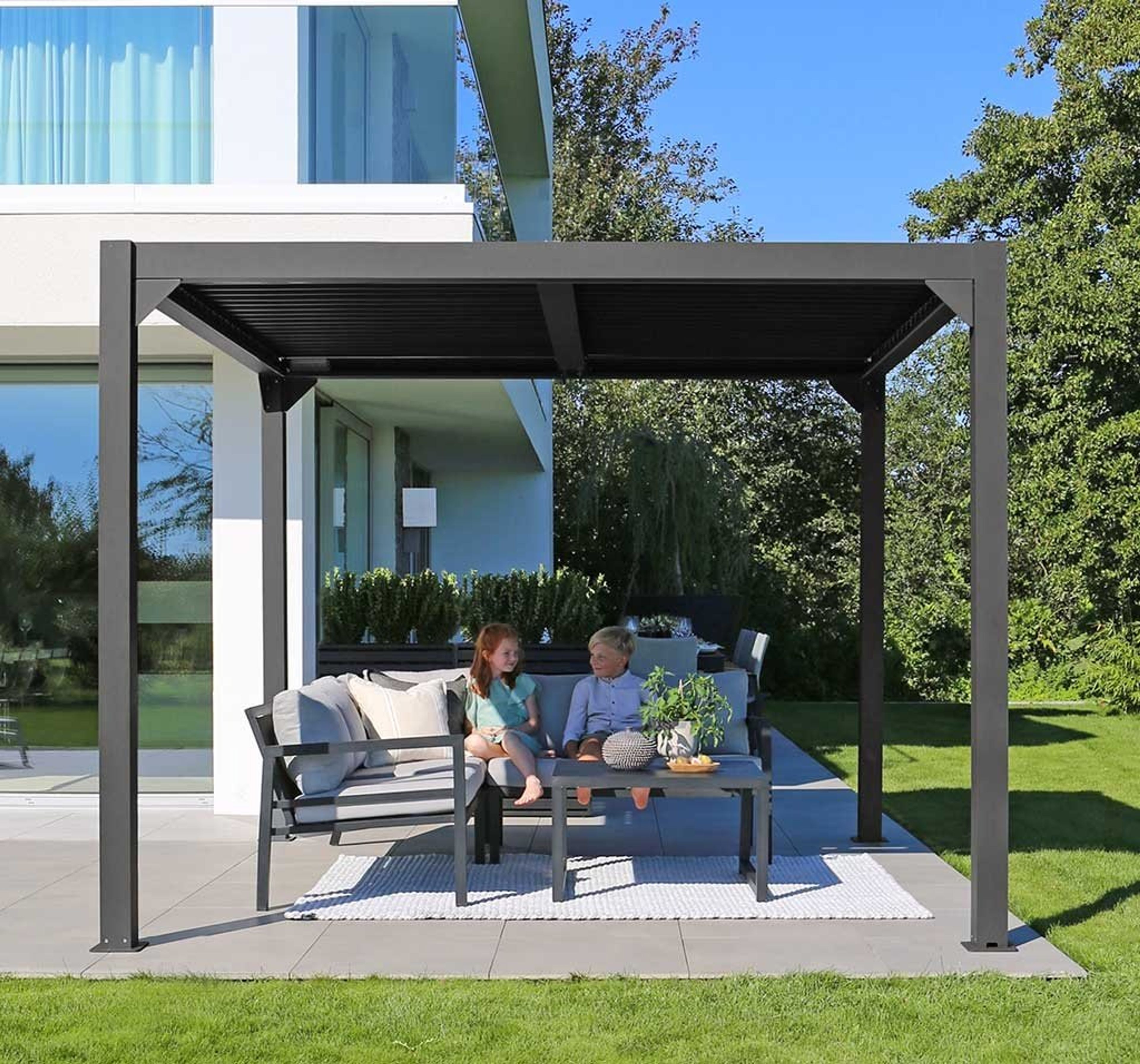 Barn under pergola i hagen