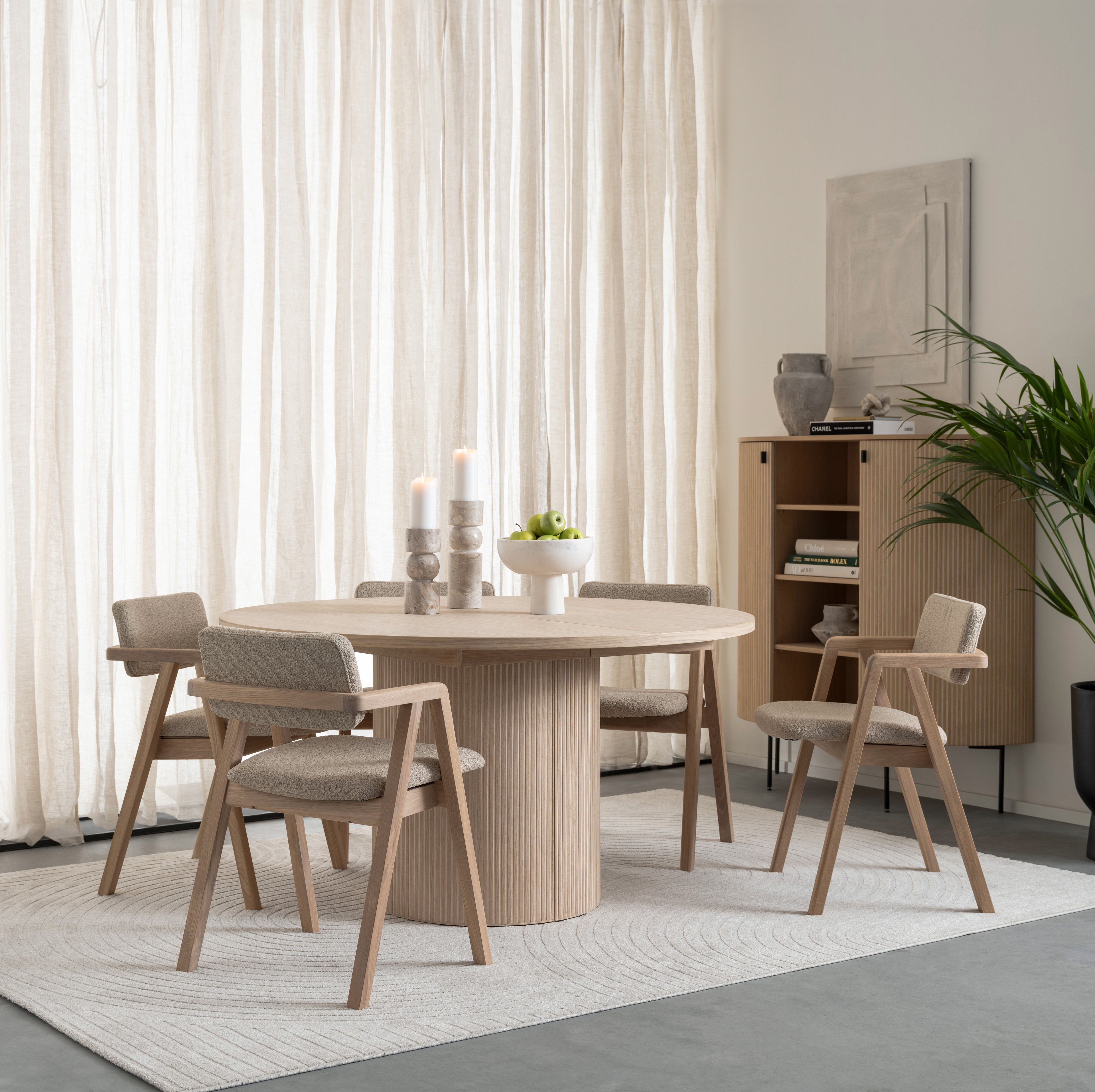 Linea hvitoljet spisebord