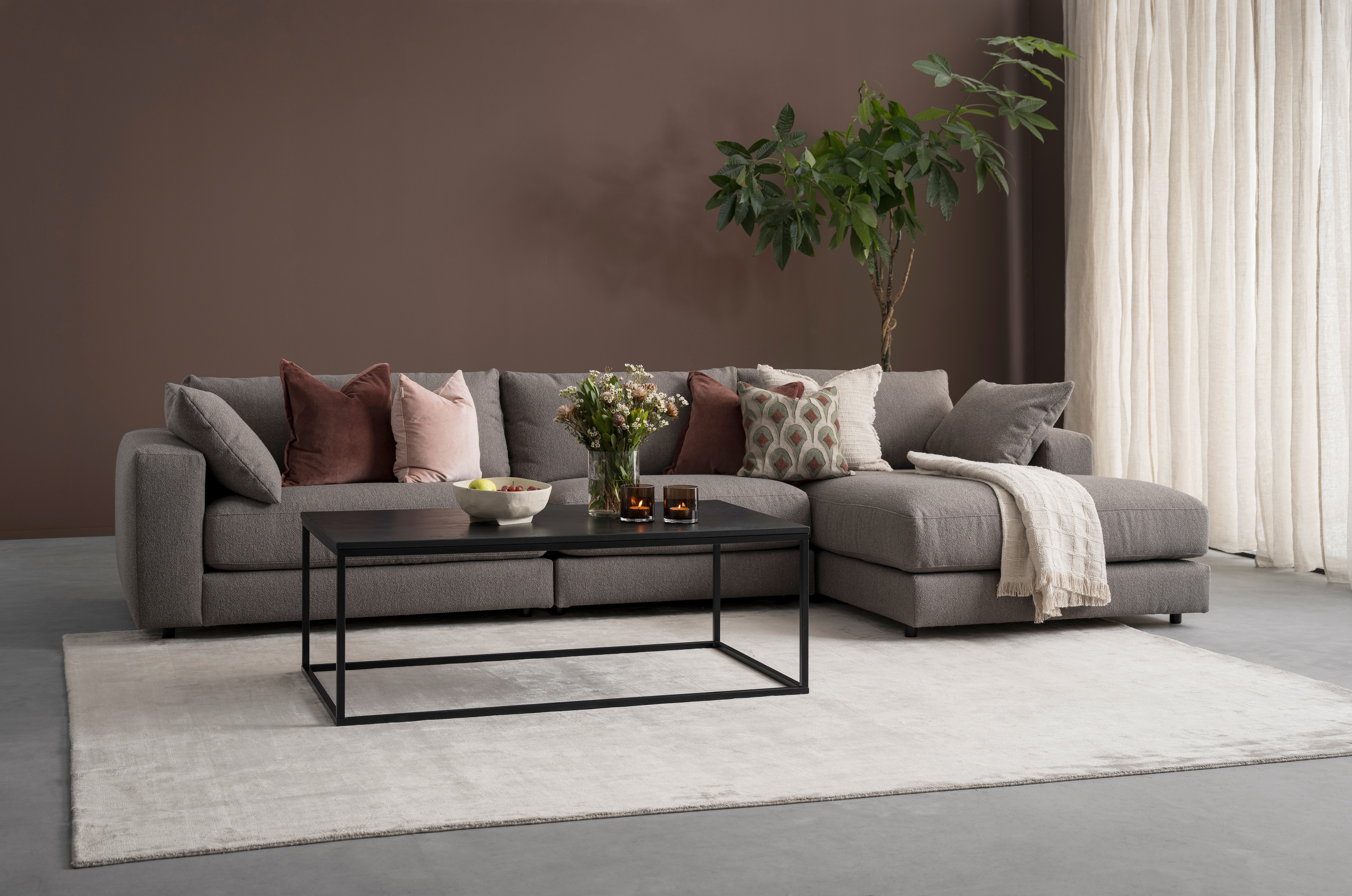 Thanos sofa og teppe fra Fagmøbler