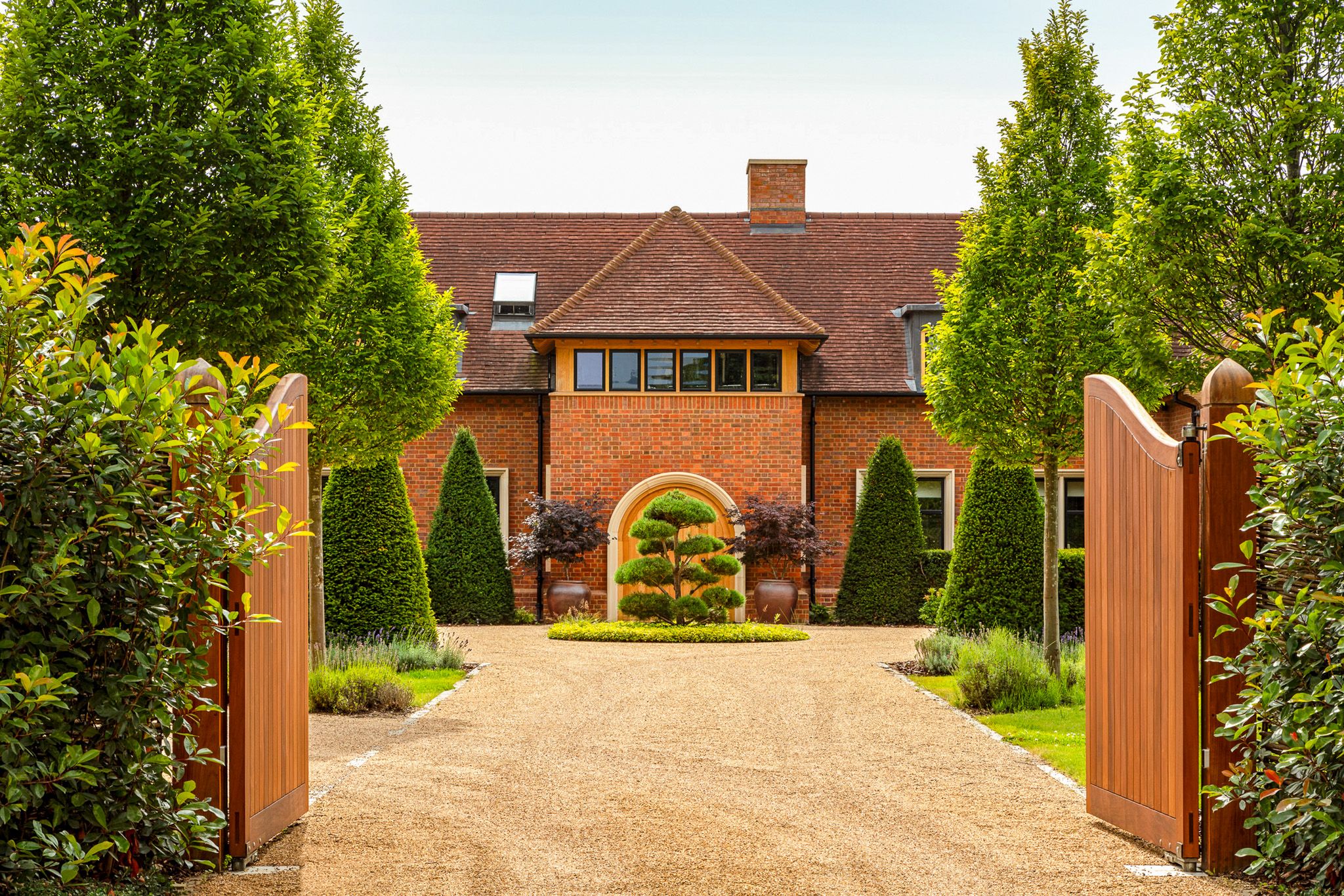 Exterior of the contemporary countryside home in Henley-on-Thames with Modal AV smart home integration