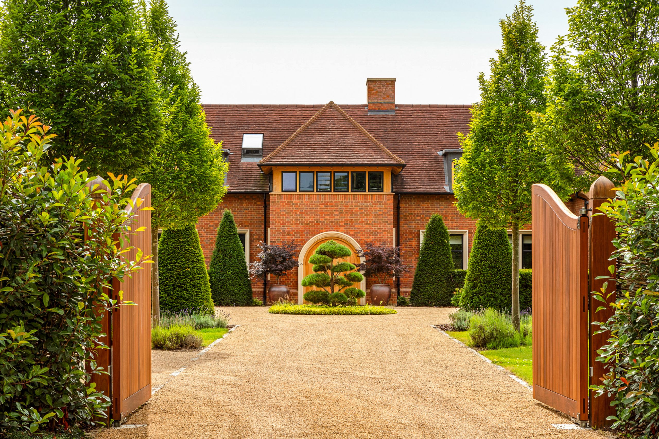 Exterior of the contemporary countryside home in Henley-on-Thames with Modal AV smart home integration