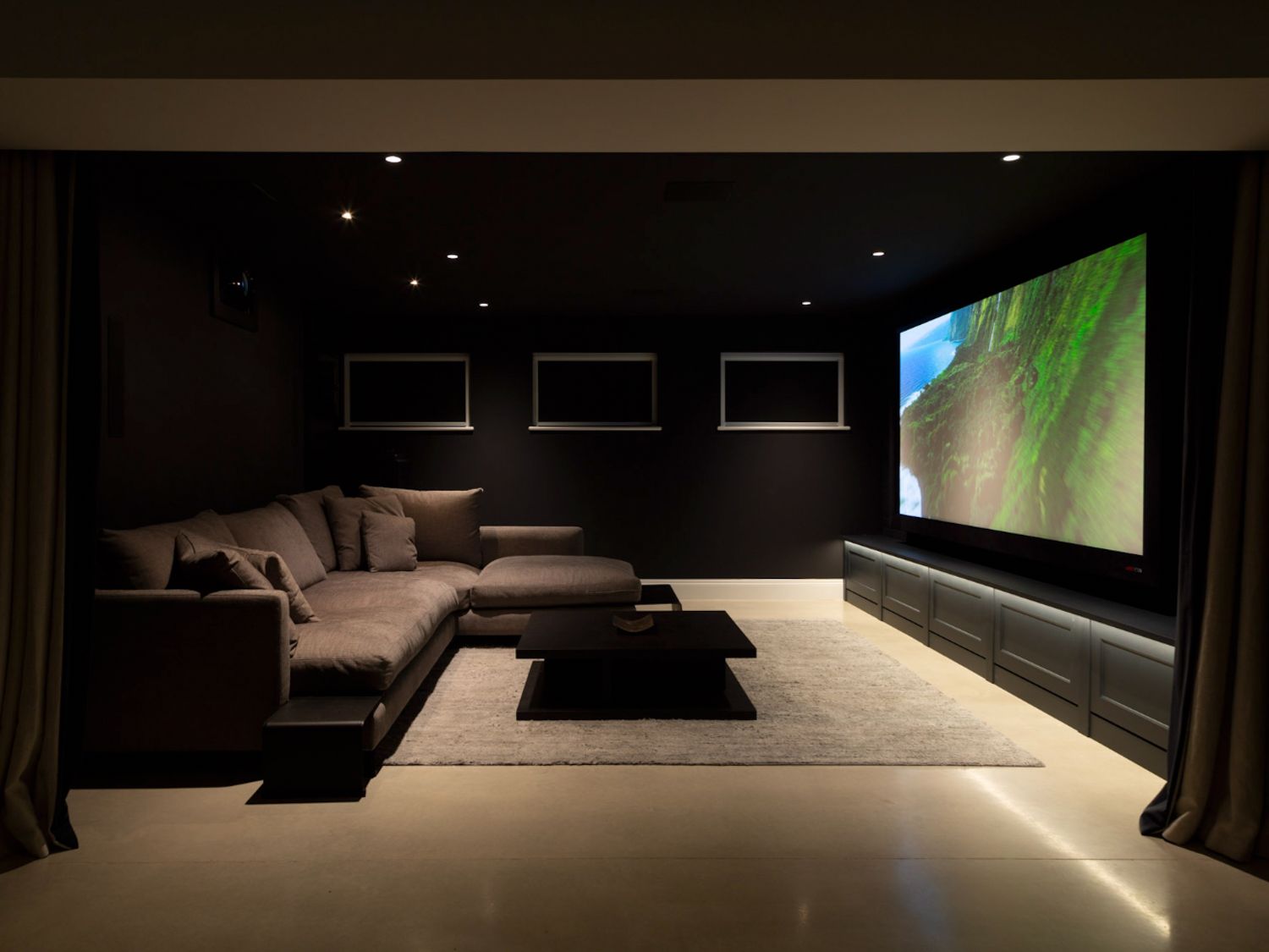 High-end home cinema rooms High-end home cinema rooms