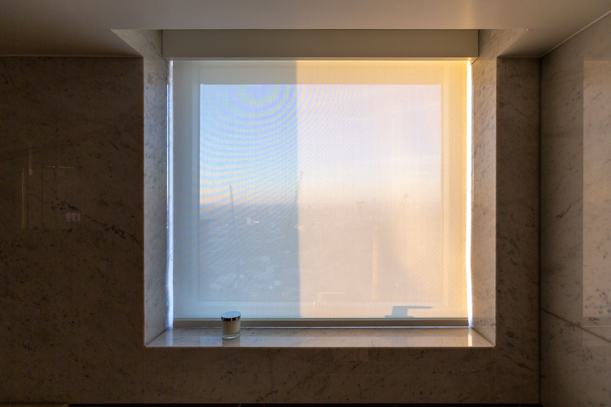 Lutron wireless blind with a discrete pelmet Lutron wireless blind with a discrete pelmet