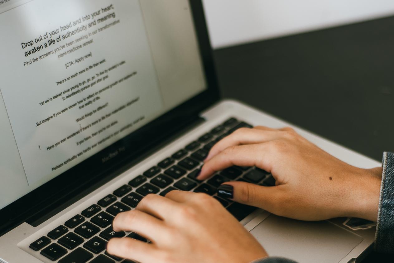 Photo of Sophia Habl (Sustainability Copywriter) Typing