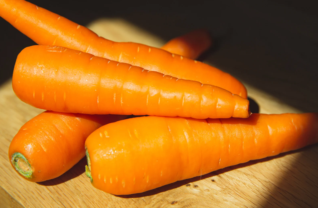 alt text: Fresh carrots prepared for dog consumption