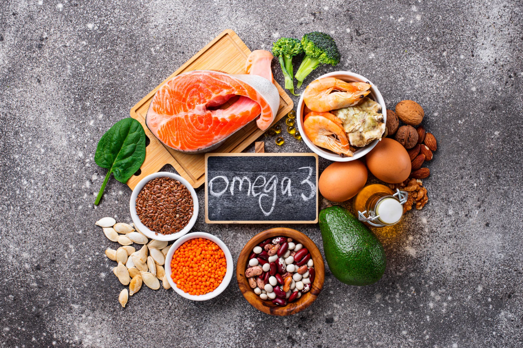 (Alt text: Ingredients rich in Omega-3, such as fish and flaxseeds)